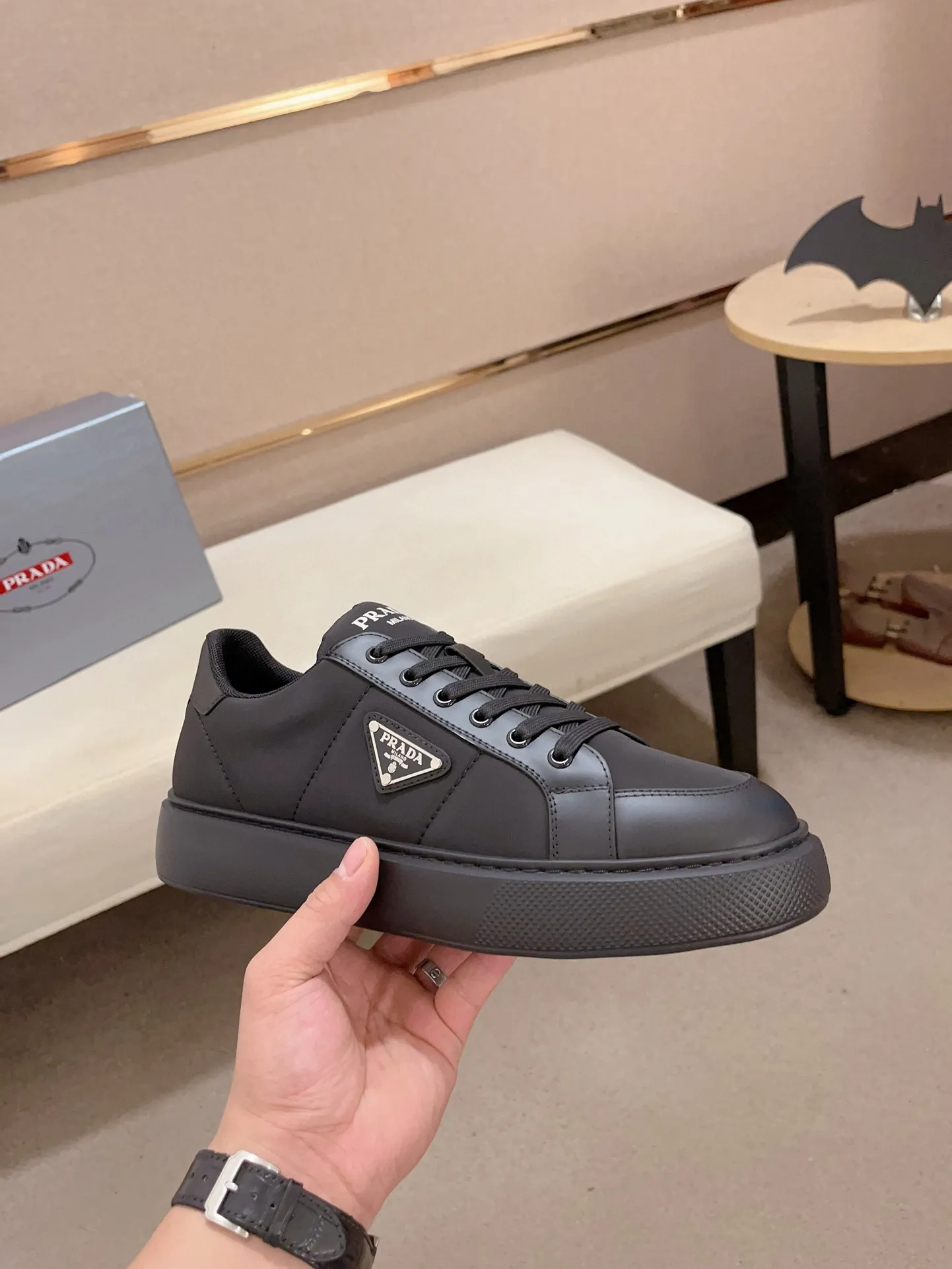 Factory price 580💰 ✔️✔️✔️High version High-quality new Prada (Prada) counters are on the market at the same time. The new men's shoes and 😘fabrics are selected from first-layer cowhide and are made by pure handicrafts. Lining: Full cowhide lining. 👍🏿 High-end ☄️ air-cushion molded anti-slip rubber outsole, exquisite lines, simple and elegant, comfortable and high-end for leisure travel. Code number: 38 to 44 (45 can be customized)